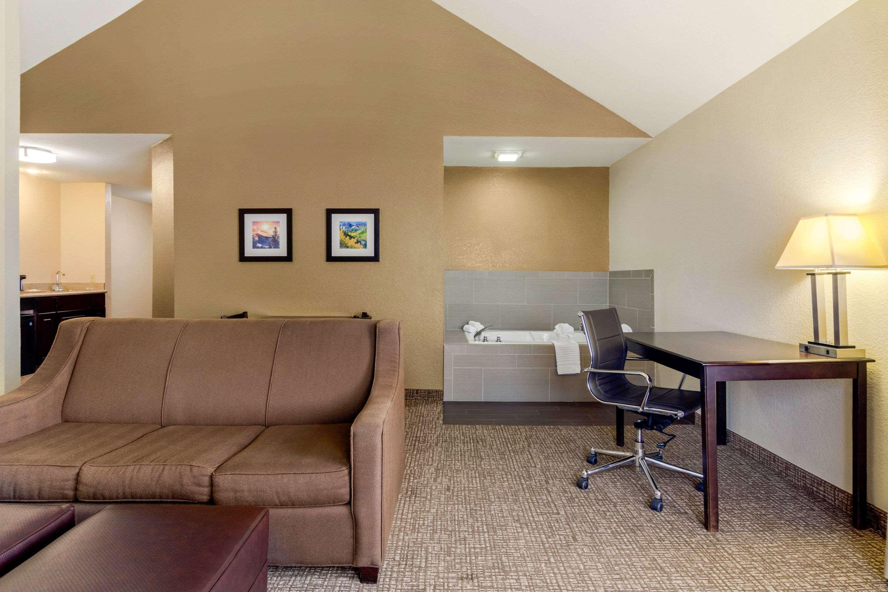 Comfort Inn & Suites Greeley Esterno foto